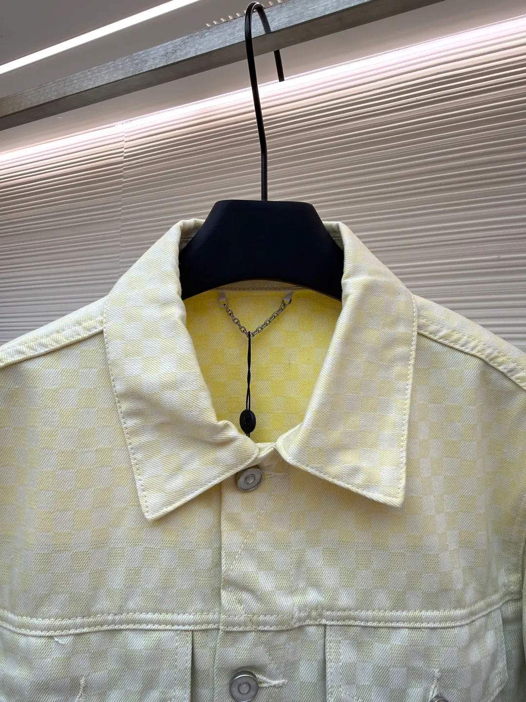LOUIS VUITTON gradient jacquard denim jacket ●Authentic product: 25300 purchased and developed ●Item number: 1680990-C10 ●Fabric: denim fabric ●Technology: jacquard texture ●Version: fitted version ●Size: 44-46-48-50-52 ●Weight: about 955 grams ●Description: YB purchased the pattern, using customized cotton fabric, the fabric is comfortable, soft, skin-friendly and breathable. The whole body is decorated with jacquard texture to show an elegant gradient, the chest is decorated with button flap pockets, pearlescent metal denim buttons, and the nubuck leather label is placed on the back. The pearlescent metal buttons highlight the Dandy style. The waist is equipped with an adjustable strap, which can be matched with many types of clothing to create a fashionable look. The overall line is straight and delicate, the fabric is comfortable and soft, and the color is consistent without color difference. It can be matched with the same style to create a fashionable look and control various occasions. Customized accessories, complete three labels, the same style for men and women!